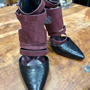 BCBG BOURDEAUX  Multi Strap pump